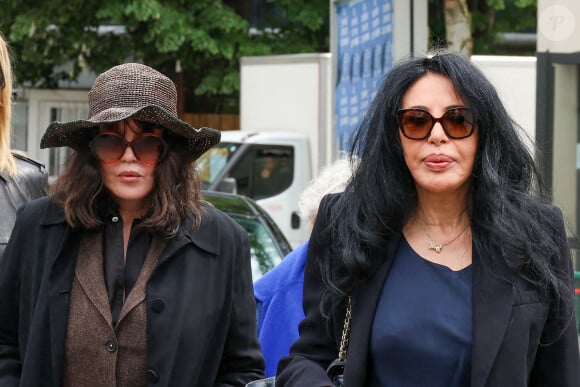 Exclusif - Isabelle Adjani, Yamina Benguigui - Obsèques du producteur François Bennaceur (Ben Naceur) au cimetière ancien de Neuilly-sur-Seine, France, le 13 mai 2024. 