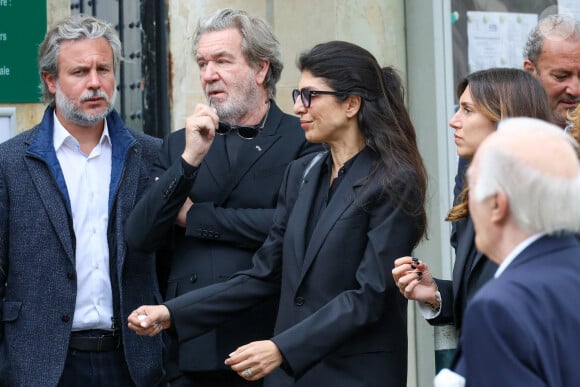 Exclusif - Guest, Luc Duchêne et sa femme Hoda Roche, Constance (fille de Sylvie Rousseau) - Obsèques du producteur François Bennaceur (Ben Naceur) au cimetière ancien de Neuilly-sur-Seine, France, le 13 mai 2024. 