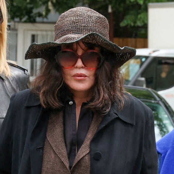 Exclusif - Isabelle Adjani, Yamina Benguigui - Obsèques du producteur François Bennaceur (Ben Naceur) au cimetière ancien de Neuilly-sur-Seine, France, le 13 mai 2024.
