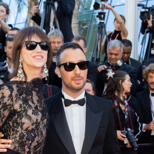Samedi 18 mai 2024, deux clans se sont affrontés sur la Croisette. D'un côté les célébrités habiilées en rouge et de l'autre les vedettes vêtues de noir
Charlotte Gainsbourg, Anthony Vaccarello - Montée des marches du film " Emilia Perez " lors du 77ème Festival International du Film de Cannes, au Palais des Festivals à Cannes. Le 18 mai 2024 © Olivier Borde / Bestimage 