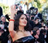 Salma Hayek portait une magnfique robe noire scintillante sur le tapis rouge
Salma Hayek - Montée des marches du film " Emilia Perez " lors du 77ème Festival International du Film de Cannes, au Palais des Festivals à Cannes. © Jacovides-Moreau / Bestimage 
