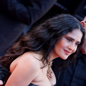 Salma Hayek et son mari François-Henri Pinault - Montée des marches du film " Emilia Perez " lors du 77ème Festival International du Film de Cannes, au Palais des Festivals à Cannes. Le 18 mai 2024 © Jacovides-Moreau / Bestimage 