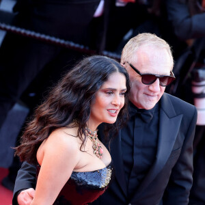 Salma Hayek et son mari François-Henri Pinault - Montée des marches du film " Emilia Perez " lors du 77ème Festival International du Film de Cannes, au Palais des Festivals à Cannes. Le 18 mai 2024 © Jacovides-Moreau / Bestimage