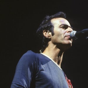 Comme elle l'a révélé au ''Parisien'', une professeure des écoles a eu l'honneur d'entrer en contact avec l'artiste.
Concert de Jean Jacques Goldman au Forest National à Bruxelles en 2002 - Photo by Quinet JM/Belpress/ANDBZ/ABACAPRESS.COM