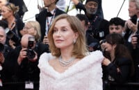 Isabelle Huppert en peignoir sur la Croisette ? Elle surprend sur le tapis rouge avec une drôle de robe