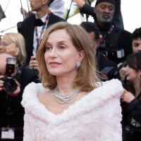 Isabelle Huppert en peignoir sur la Croisette ? Elle surprend sur le tapis rouge avec une drôle de robe