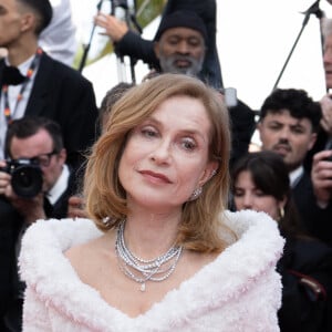 Elle a fait sensation dans une longue robe blanche qui avait de prime abord tout l'air d'un peignoir.
Isabelle Huppert - Montée des marches du film " Horizon : An american saga " lors du 77ème Festival International du Film de Cannes, au Palais des Festivals à Cannes. Le 19 mai 2024 © Olivier Borde / Bestimage