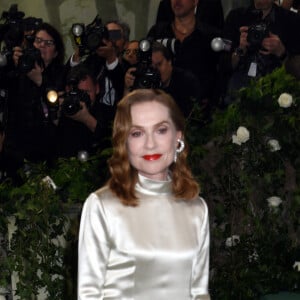 Isabelle Huppert lors du Met Gala 2024 célébrant les belles au bois dormant, au Metropolitan Museum of Art à New York. © Photo Image Press via ZUMA Press Wire