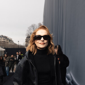 En plus de sa robe, elle avait choisi de porter le modèle d'escarpins baptisé Knife du célèbre créateur. 
Isabelle Huppert - Photocall du défilé de mode Femmes prêt-à-porter automne-hiver 2024/2025 "Balenciaga", dans la cour du Dôme des Invalides, lors de la fashion week de Paris. Le 3 mars 2024