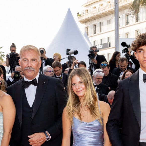 Kevin Costner et ses enfants, Cayden Wyatt, Annie, Grace Avery, Hayes Logan et Lily - Montée des marches du film " Horizon : An american saga " lors du 77ème Festival International du Film de Cannes, au Palais des Festivals à Cannes. Le 19 mai 2024 © Jacovides-Moreau / Bestimage