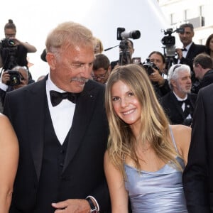 Kevin Costner et sa fille Grace Avery - Montée des marches du film " Horizon : An american saga " lors du 77ème Festival International du Film de Cannes, au Palais des Festivals à Cannes. Le 19 mai 2024 © Jacovides-Moreau / Bestimage