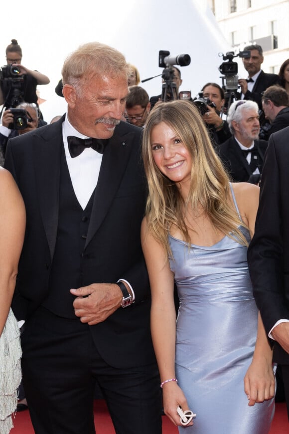 Kevin Costner et sa fille Grace Avery - Montée des marches du film " Horizon : An american saga " lors du 77ème Festival International du Film de Cannes, au Palais des Festivals à Cannes. Le 19 mai 2024 © Jacovides-Moreau / Bestimage