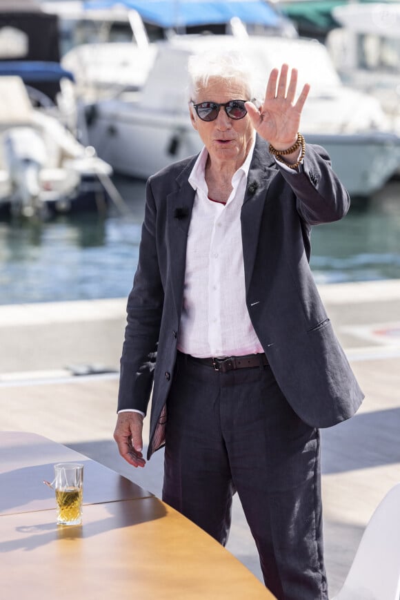 Exclusif - Richard Gere lors de l'enregistrement du "20h30 le dimanche" (19/05/24) avec Laurent Delahousse lors du 77ème Festival International du Film de Cannes, France, le 17 mai 2024. © Olivier Borde/Bestimage  Exclusive - For Germany Call For Price - Recording of "8:30 p.m. on Sunday" with Laurent Delahousse during the 77th Cannes International Film Festival, France, May 17, 2024.