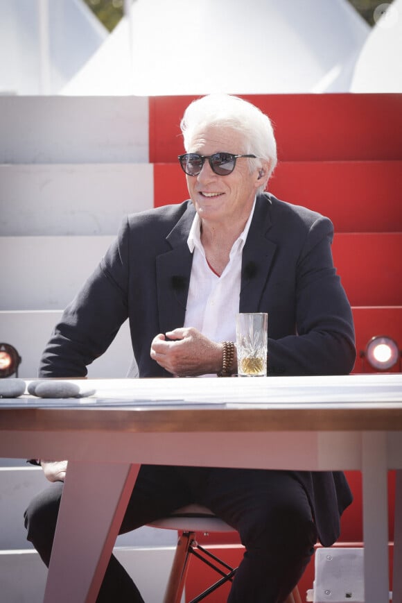 Exclusif - Richard Gere lors de l'enregistrement du "20h30 le dimanche" (19/05/24) avec Laurent Delahousse lors du 77ème Festival International du Film de Cannes, France, le 17 mai 2024. © Jack Tribeca/Bestimage  Exclusive - For Germany Call For Price - Recording of "8:30 p.m. on Sunday" with Laurent Delahousse during the 77th Cannes International Film Festival, France, May 17, 2024.