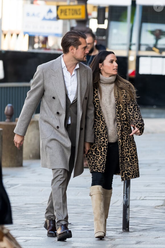 Exclusif - Prix Spécial - No Web - Capucine Anav et son compagnon Victor sont allés choisir leurs alliances pour leur futur mariage, à la bijouterie Galeries Lafayette - Royal Quartz Paris rue Royal à Paris, France, le 7 février 2022.  No Web pour la Belgique et la Suisse 