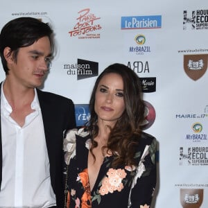 Alain-Fabien Delon et sa compagne Capucine Anav lors du photocall de la 2ème édition du festival "Paris Court Toujours" au Théâtre de l'Européen à Paris le 20 septembre 2019. © Giancarlo Gorassini / Bestimage  