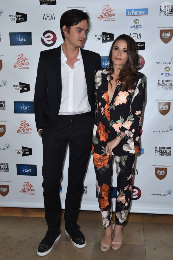 Alain-Fabien Delon et sa compagne Capucine Anav lors du photocall de la 2ème édition du festival "Paris Court Toujours" au Théâtre de l'Européen à Paris le 20 septembre 2019. © Giancarlo Gorassini / Bestimage  