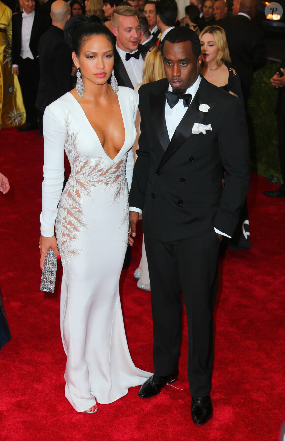 Elle fait référence aux violences conjugales subies par son amie Cassie.
Cassie et P. Diddy - Soirée Costume Institute Gala (Met Ball) au Metropolitan Museum, célébrant l'ouverture de Chine: à travers le miroir à New York