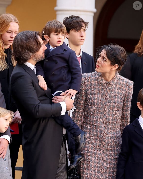 Dimitri Rassam, Charlotte Casiraghi et leur fils Balthazar Rassam - La famille princière de Monaco dans la cour du palais lors de la Fête Nationale de la principauté de Monaco le 19 novembre 2022. © Dominique Jacovides / Bruno Bebert / Bestimage