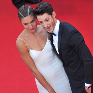 Un très beau couple !
Pierre Niney (montre Montblanc Meisterstuck Heritage calendrier perpétuel) et sa petite-amie Natasha Andrews - Montée des marches du film " How To Train Your Dragon 2" lors du 67 ème Festival du film de Cannes – Cannes le 16 mai 2014. 