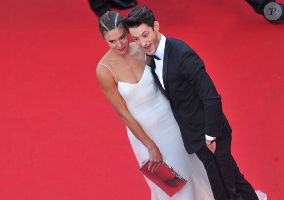 Un très beau couple !
Pierre Niney (montre Montblanc Meisterstuck Heritage calendrier perpétuel) et sa petite-amie Natasha Andrews - Montée des marches du film " How To Train Your Dragon 2" lors du 67 ème Festival du film de Cannes – Cannes le 16 mai 2014. 