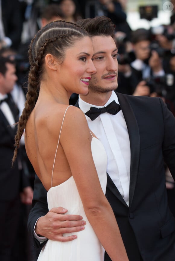 Pierre Niney et sa compagne Natasha Andrews - Montée des marches du film " How To Train Your Dragon 2" lors du 67 ème Festival du film de Cannes – Cannes le 16 mai 2014. 