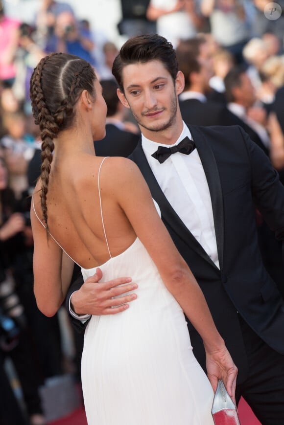 Pierre Niney et sa compagne Natasha Andrews - Montée des marches du film " How To Train Your Dragon 2" lors du 67 ème Festival du film de Cannes – Cannes le 16 mai 2014. 