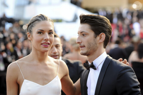 Pierre Niney et sa compagne Natasha Andrews - Montée des marches du film " How To Train Your Dragon 2" lors du 67 ème Festival du film de Cannes – Cannes le 16 mai 2014. 