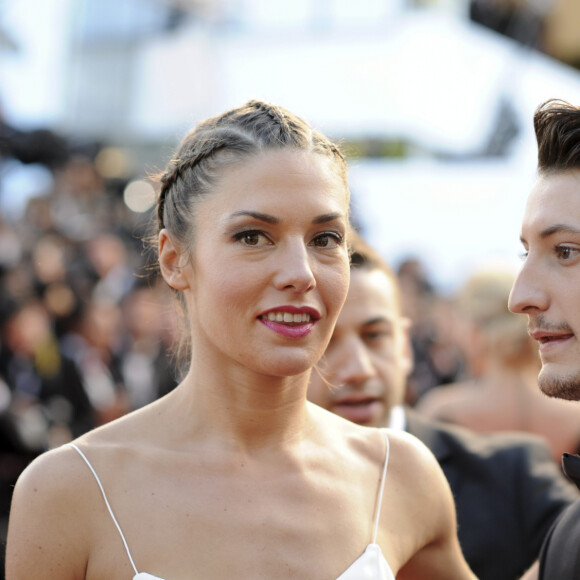 Pierre Niney et sa compagne Natasha Andrews - Montée des marches du film " How To Train Your Dragon 2" lors du 67 ème Festival du film de Cannes – Cannes le 16 mai 2014. 