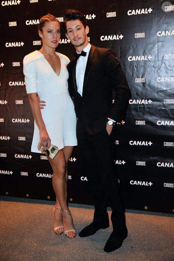 Pierre Niney (montre Montblanc Meisterstuck Heritage calendrier perpétuel) et sa compagne Natasha Andrews - Soirée Canal+ au Park à Mougins à l'occasion du 67ème festival du film de Cannes, le 16 mai 2014. 