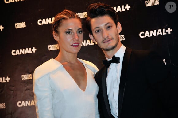 Pierre Niney et sa compagne Natasha Andrews - Soirée Canal+ au Park à Mougins à l'occasion du 67ème festival du film de Cannes, le 16 mai 2014. 