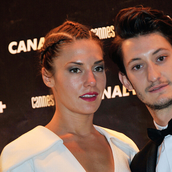 Pierre Niney et sa compagne Natasha Andrews - Soirée Canal+ au Park à Mougins à l'occasion du 67ème festival du film de Cannes, le 16 mai 2014. 