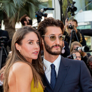 Pierre Niney et sa femme Natasha Andrews - Montée des marches du film " OSS 117 : Alerte rouge en Afrique Noire " lors du 74ème Festival International du Film de Cannes. Le 17 juillet 2021 © Borde-Jacovides-Moreau / Bestimage 