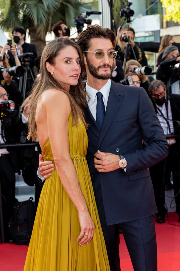 Pierre Niney et sa femme Natasha Andrews - Montée des marches du film " OSS 117 : Alerte rouge en Afrique Noire " lors du 74ème Festival International du Film de Cannes. Le 17 juillet 2021 © Borde-Jacovides-Moreau / Bestimage 