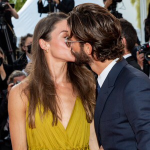 Au point de s'échanger de tendres baisers devant les photographes.
Pierre Niney et sa femme Natasha Andrews - Montée des marches du film " OSS 117 : Alerte rouge en Afrique Noire " lors du 74ème Festival International du Film de Cannes. Le 17 juillet 2021 © Borde-Jacovides-Moreau / Bestimage 