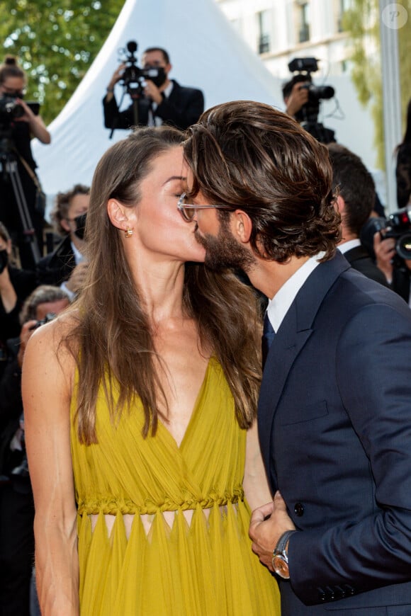 Au point de s'échanger de tendres baisers devant les photographes.
Pierre Niney et sa femme Natasha Andrews - Montée des marches du film " OSS 117 : Alerte rouge en Afrique Noire " lors du 74ème Festival International du Film de Cannes. Le 17 juillet 2021 © Borde-Jacovides-Moreau / Bestimage 