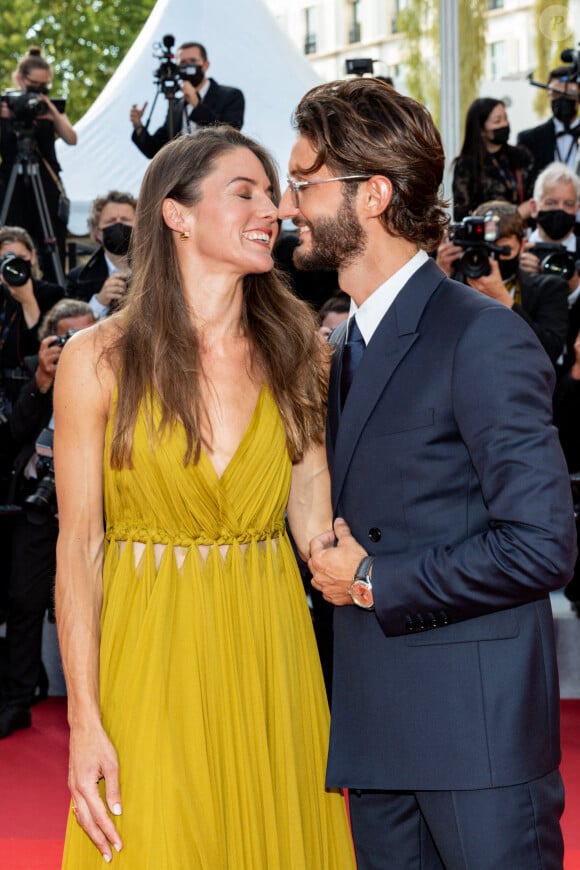 Comme en 2021.
Pierre Niney et sa femme Natasha Andrews - Montée des marches du film " OSS 117 : Alerte rouge en Afrique Noire " lors du 74ème Festival International du Film de Cannes. Le 17 juillet 2021 © Borde-Jacovides-Moreau / Bestimage