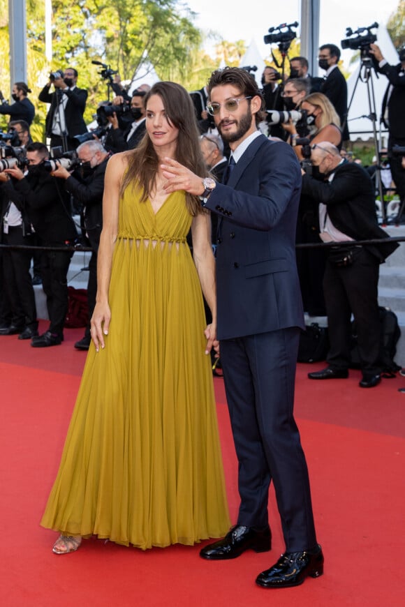 Pierre Niney et sa femme Natasha Andrews - Montée des marches du film " OSS 117 : Alerte rouge en Afrique Noire " lors du 74ème Festival International du Film de Cannes. Le 17 juillet 2021 © Borde-Jacovides-Moreau / Bestimage 