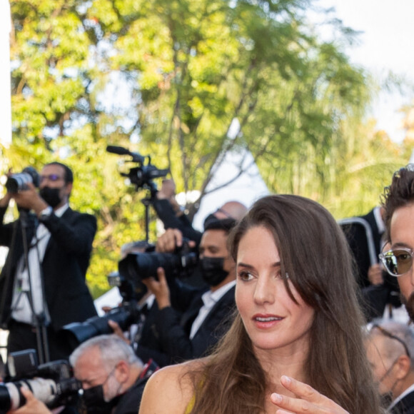 Pierre Niney et sa femme Natasha Andrews - Montée des marches du film " OSS 117 : Alerte rouge en Afrique Noire " lors du 74ème Festival International du Film de Cannes. Le 17 juillet 2021 © Borde-Jacovides-Moreau / Bestimage 