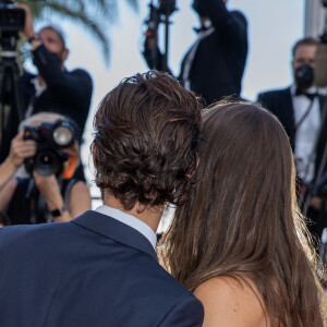 Pierre Niney et sa femme Natasha Andrews - Montée des marches du film " OSS 117 : Alerte rouge en Afrique Noire " lors du 74ème Festival International du Film de Cannes. Le 17 juillet 2021 © Borde-Jacovides-Moreau / Bestimage 