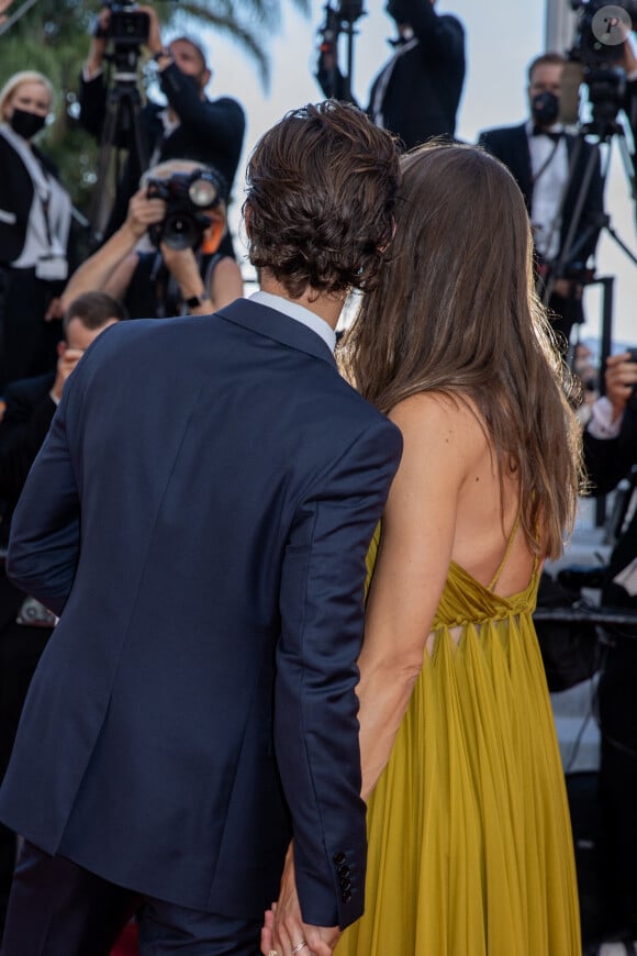 Pierre Niney et sa femme Natasha Andrews - Montée des marches du film " OSS 117 : Alerte rouge en Afrique Noire " lors du 74ème Festival International du Film de Cannes. Le 17 juillet 2021 © Borde-Jacovides-Moreau / Bestimage 