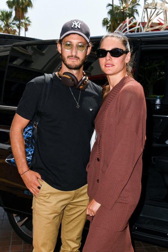 Pierre Niney et sa compagne Natasha Andrewsse promènent sur la croisette lors du 75ème Festival International du Film de Cannes, le 21 mai 2022. 