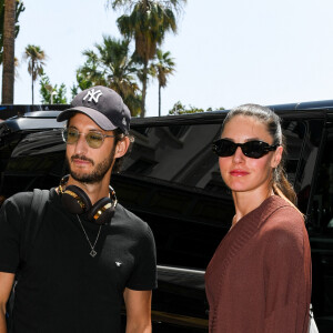 Pierre Niney et sa compagne Natasha Andrewsse promènent sur la croisette lors du 75ème Festival International du Film de Cannes, le 21 mai 2022. 