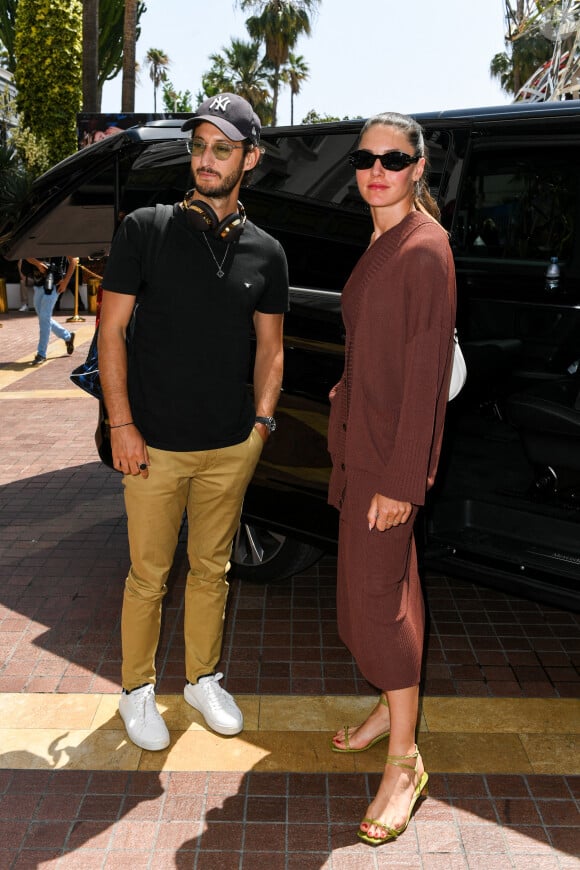 Pierre Niney et sa compagne Natasha Andrewsse promènent sur la croisette lors du 75ème Festival International du Film de Cannes, le 21 mai 2022. 