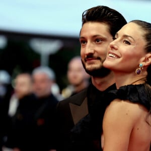 Au Festival de Cannes.
Pierre Niney et sa femme Natasha Andrews - Montée des marches du film " Mascarade " lors du 75ème Festival International du Film de Cannes. Le 27 mai 2022 © Dominique Jacovides / Bestimage 