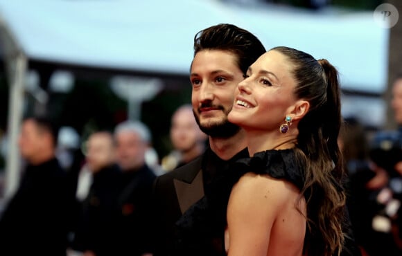 Au Festival de Cannes.
Pierre Niney et sa femme Natasha Andrews - Montée des marches du film " Mascarade " lors du 75ème Festival International du Film de Cannes. Le 27 mai 2022 © Dominique Jacovides / Bestimage 