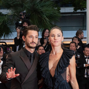 Pierre Niney et sa femme Natasha Andrews - Montée des marches du film " Mascarade " lors du 75ème Festival International du Film de Cannes. Le 27 mai 2022 © Cyril Moreau / Bestimage 