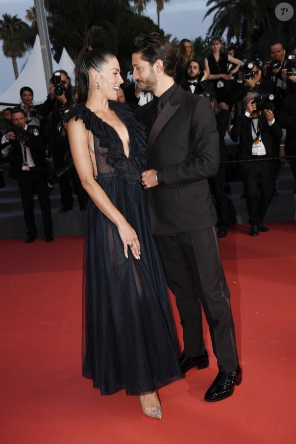 Se montrant par moment très complices.
Pierre Niney et sa femme Natasha Andrews à la montée des marches du film "Mascarade" lors du 75ème Festival International du Film de Cannes, France, le 27 mai 2022. © Rachid Bellak/Bestimage 