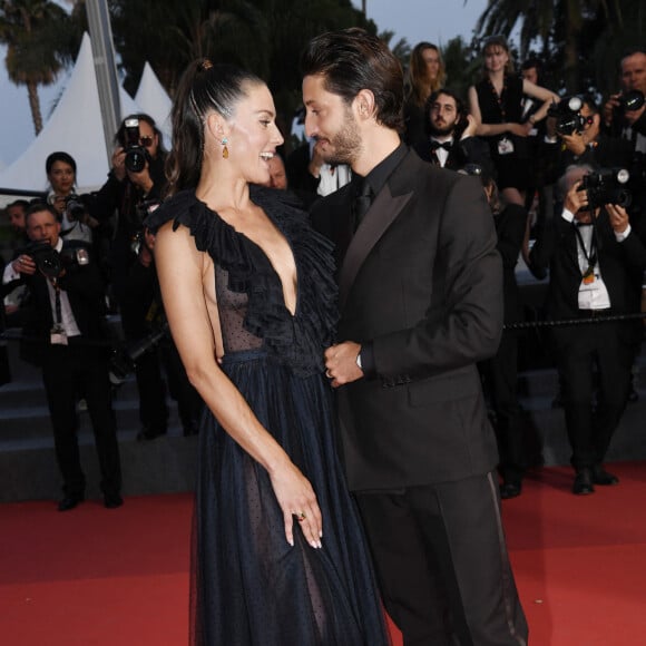 Se montrant par moment très complices.
Pierre Niney et sa femme Natasha Andrews à la montée des marches du film "Mascarade" lors du 75ème Festival International du Film de Cannes, France, le 27 mai 2022. © Rachid Bellak/Bestimage 