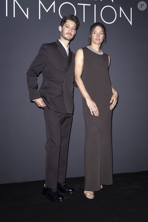 Pierre Niney et sa compagne Natasha Andrews - Photocall du dîner "Women in Motion" par le groupe Kering, Place de la Castre, lors du 77ème Festival International du Film de Cannes le 19 mai 2024. © Olivier Borde/Bestimage 